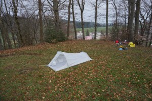 Tenda montata parzialmente, per notti caldi sotto le stelle